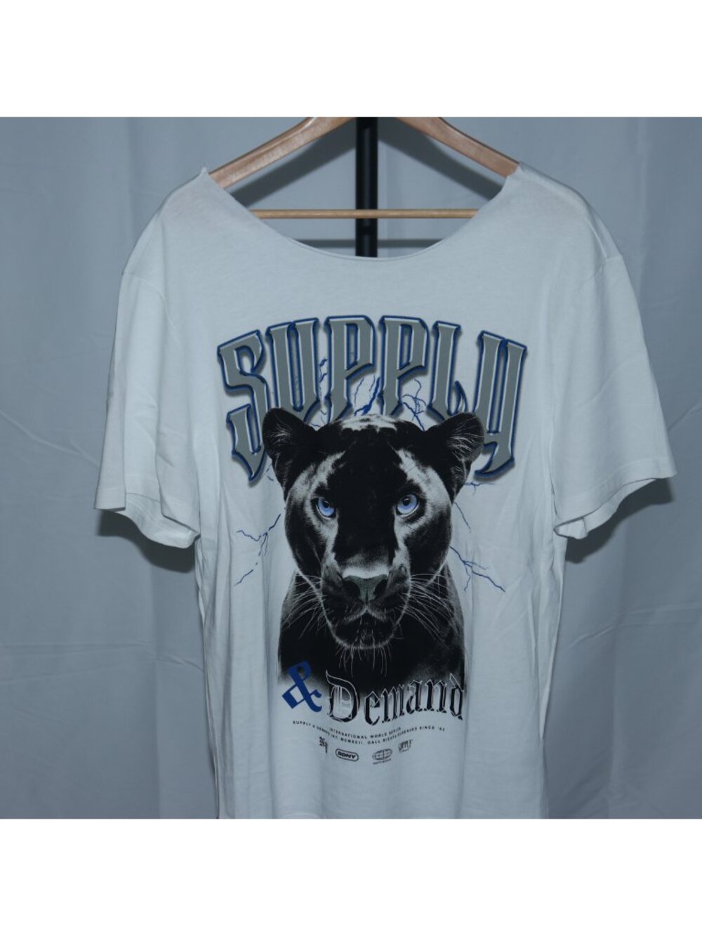 Supply & Demand Panther Graphic T-Shirt White Blue Eyes Medium